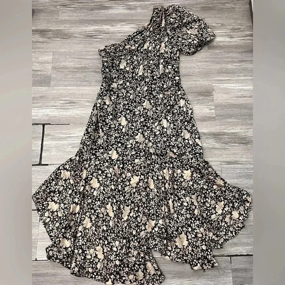 ASTR The Label SANTORINI FLORAL ONE SHOULDER MIDI DRESS SZ‎ M PUFF SLEEVE - Picture 3 of 8